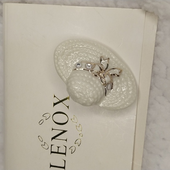 Lenox Brooch Set. 2 pins 24KT gold on Cream Porcelain. Bird and Hat - Picture 6 of 7